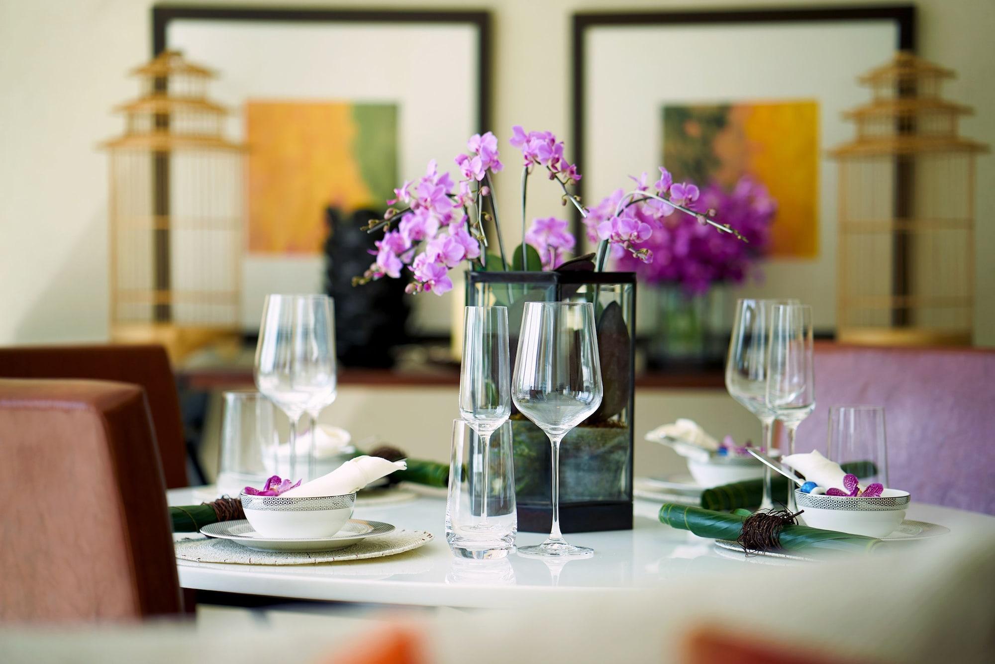Dusit Suites Hotel Ratchadamri, Banguecoque Exterior foto A table set for dinner