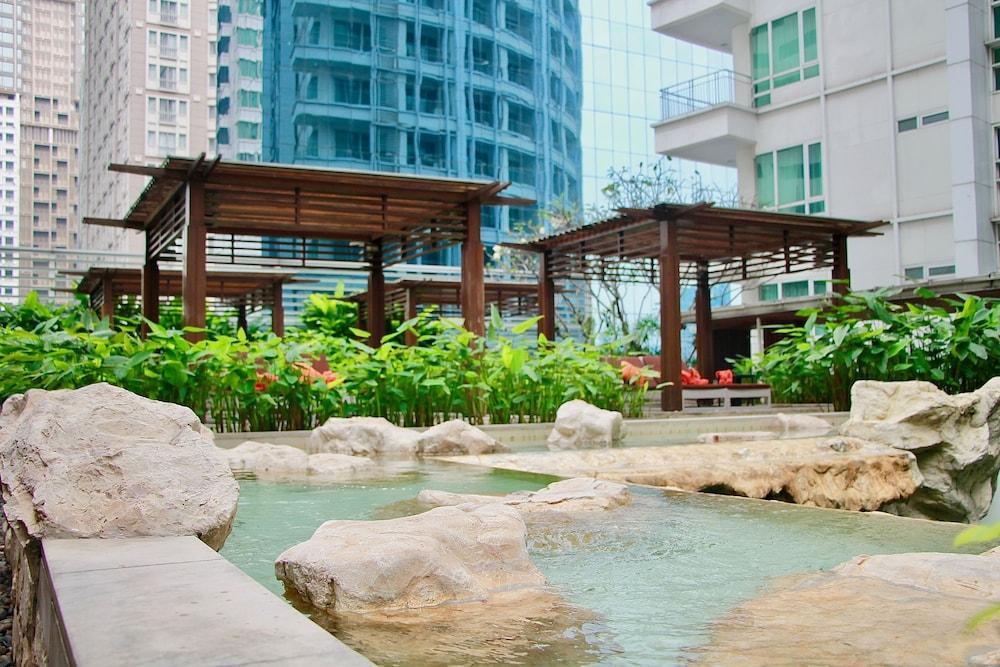 Dusit Suites Hotel Ratchadamri, Banguecoque Exterior foto The Rock Garden