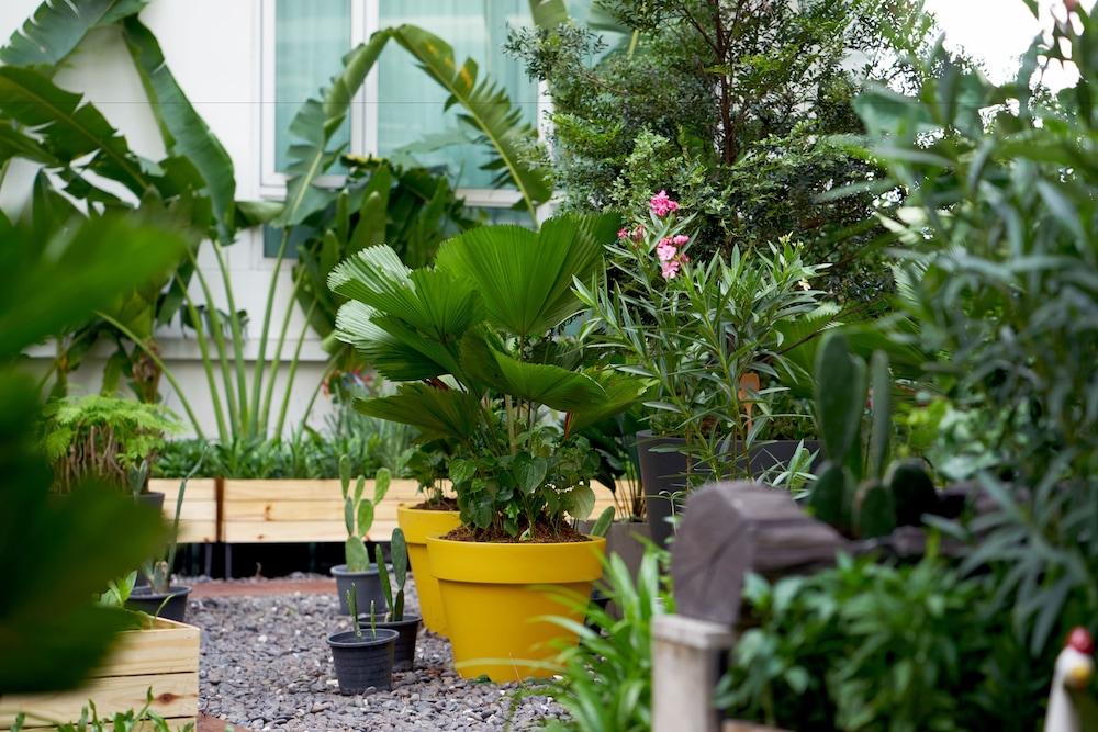 Dusit Suites Hotel Ratchadamri, Banguecoque Exterior foto A rooftop garden in Singapore