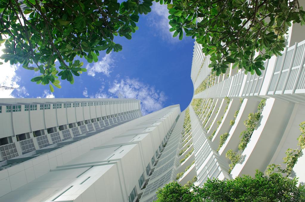 Dusit Suites Hotel Ratchadamri, Banguecoque Exterior foto The vertical green wall at the National University of Singapore