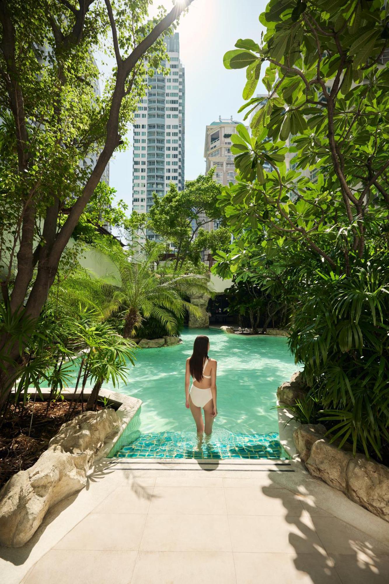 Dusit Suites Hotel Ratchadamri, Banguecoque Exterior foto The pool at the B2 resort