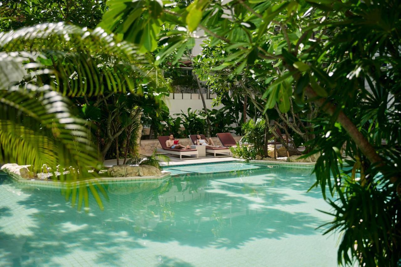 Dusit Suites Hotel Ratchadamri, Banguecoque Exterior foto The swimming pool at the hotel