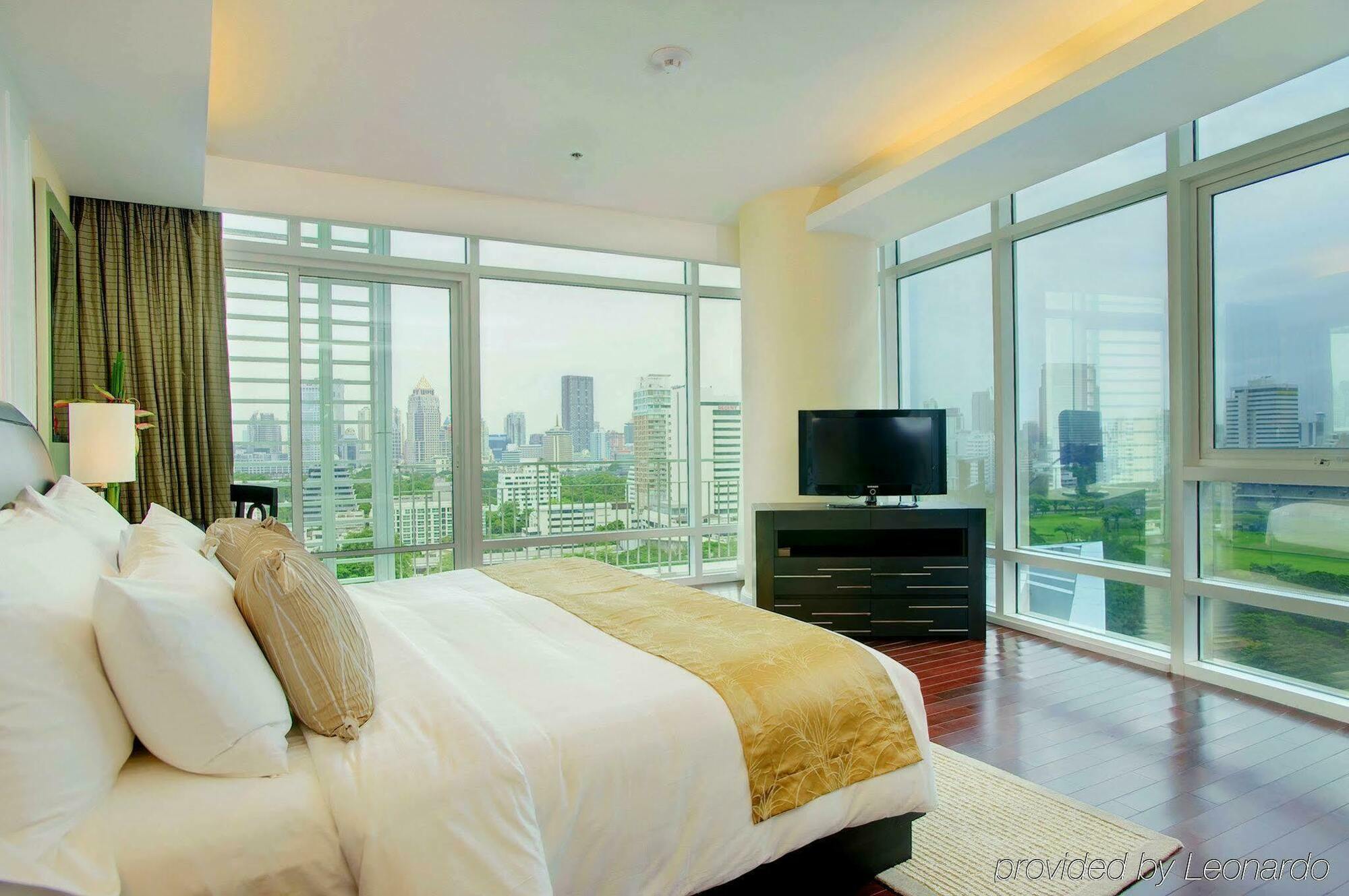 Dusit Suites Hotel Ratchadamri, Banguecoque Quarto foto A bedroom at The Residences at Greenbelt